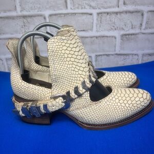 🦅|•FREEBIRD BY STEVEN•| BLADE in White Snake Ankle Booties Size 9
